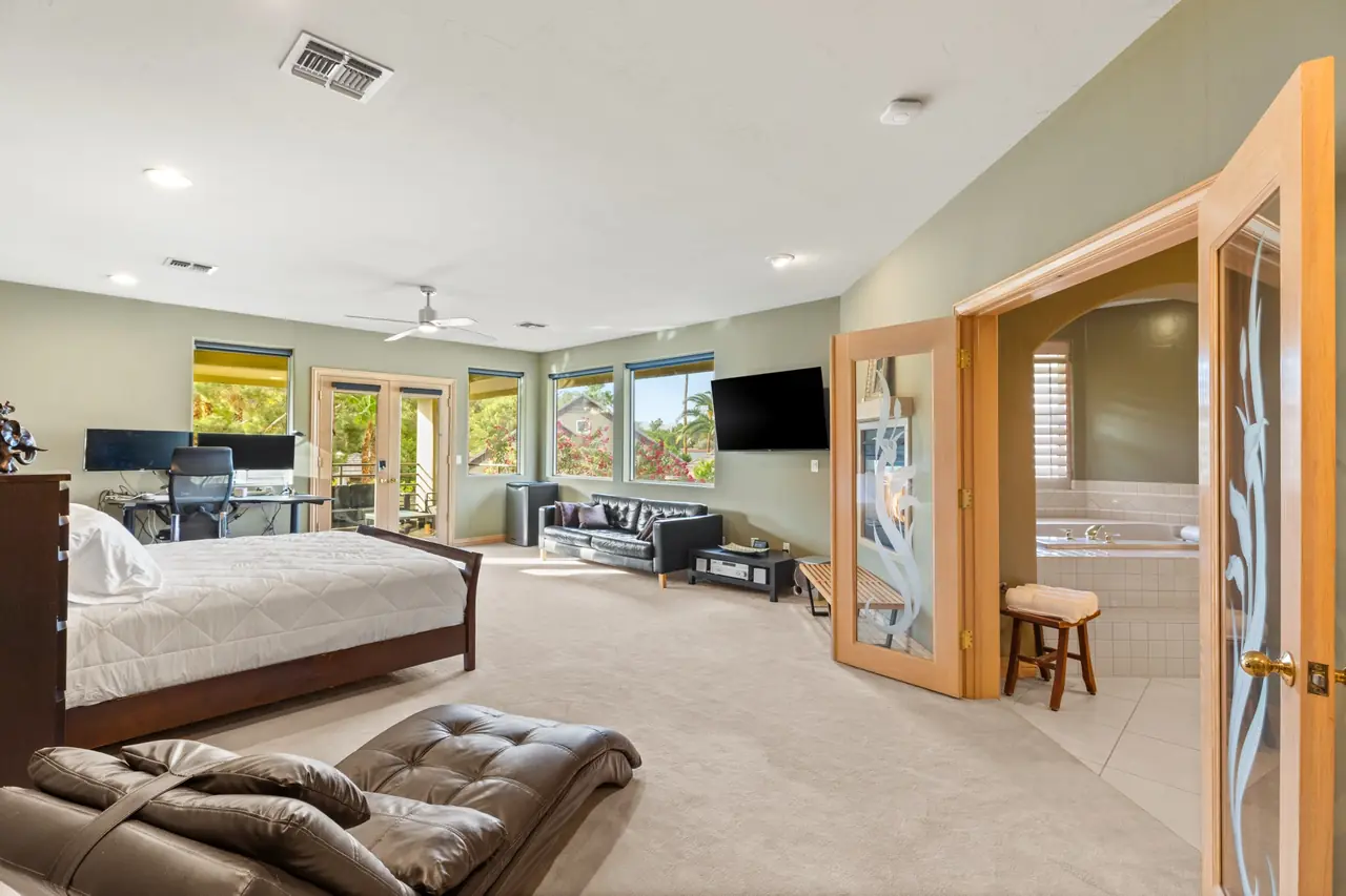 Second primary suite sitting area