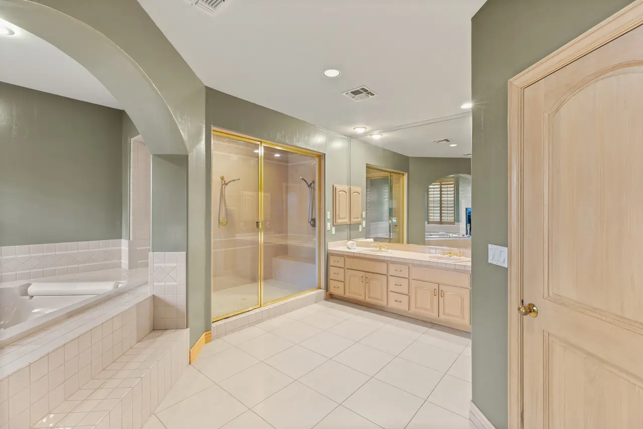 Second suite bath with steam shower